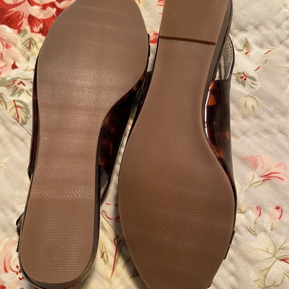 NWOT, NIB Easy Street Tortoise Patent, slingback/peep toe, gold buckle, 6.5 - Picture 3 of 6